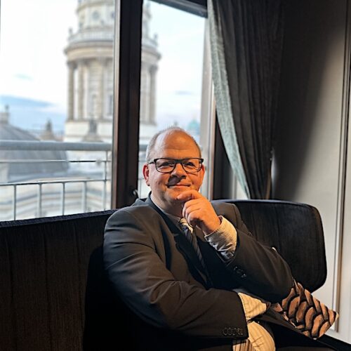 Sven Oliver Rüsche Portraitfoto im Capital Business Club Berlin. Geschäftsführer und Gründer vom ARKM Online Verlag.